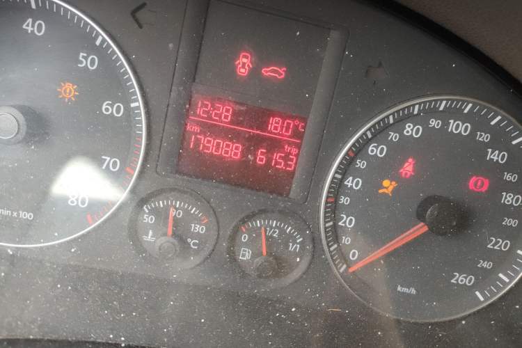 Used Volkswagen Sagitar 2006 1.6L Manual Fashion Model Odometer Close Up