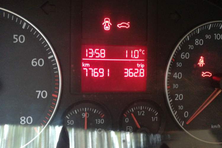 Used Volkswagen Sagitar 2006 1.6L Manual Fashion Model Odometer Close Up