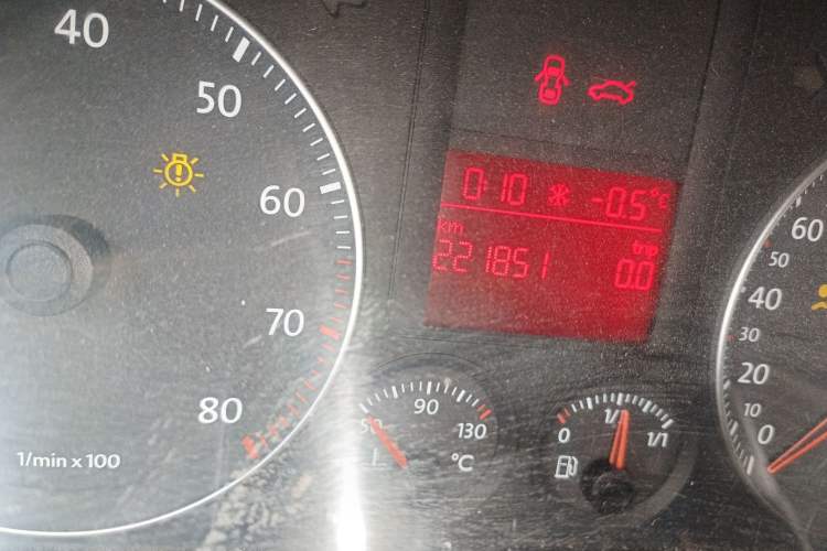 Used Volkswagen Sagitar 2006 1.6L Manual Fashion Model Odometer Close Up
