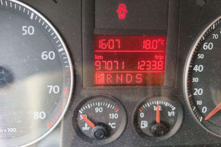 Used Volkswagen Sagitar 2006 1.6L Automatic Fashion Model Odometer Close Up