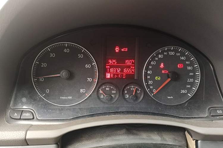 Used Volkswagen Sagitar 2006 1.6L Automatic Fashion Model Odometer Close Up