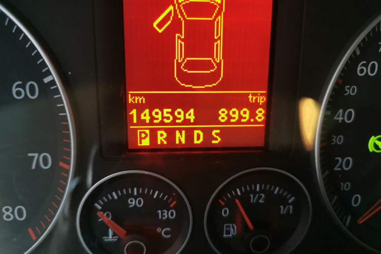 Used Volkswagen Sagitar 2006 1.8T Automatic Fashion Model Odometer Close Up