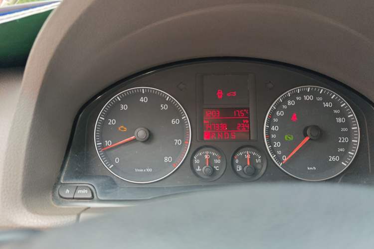 Used Volkswagen Sagitar 2006 1.6L Automatic Fashion Model Odometer Close Up