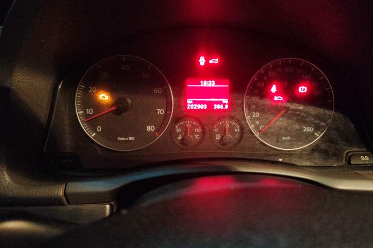 Used Volkswagen Sagitar 2006 2.0L Manual Fashion Edition Odometer Close Up