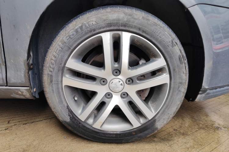 Used Volkswagen Sagitar 2006 1.6L Automatic Fashion Model Right Front Wheel Hub
