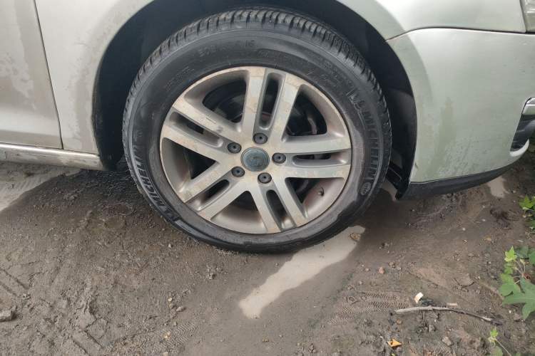 Used Volkswagen Sagitar 2006 1.6L Manual Fashion Model Right Front Wheel Hub