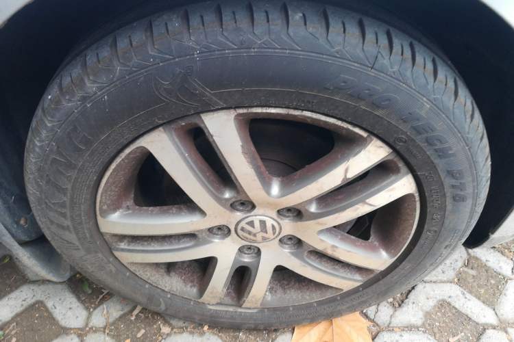 Used Volkswagen Sagitar 2006 1.6L Manual Fashion Model Right Front Wheel Hub