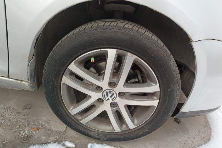 Used Volkswagen Sagitar 2006 1.6L Manual Fashion Model Right Front Wheel Hub