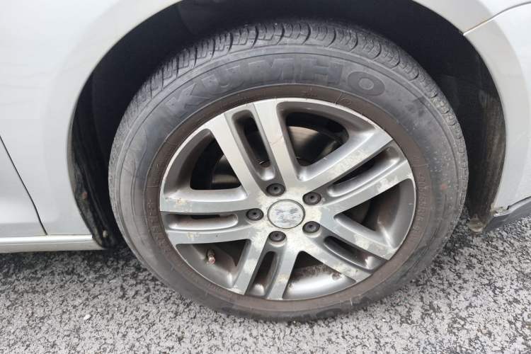Used Volkswagen Sagitar 2006 1.6L Automatic Fashion Model Right Front Wheel Hub