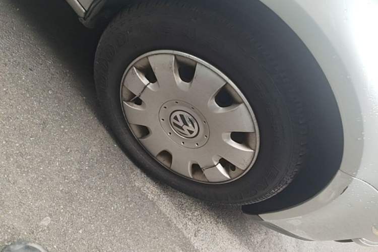 Used Volkswagen Sagitar 2006 1.6L Automatic Fashion Model Right Front Wheel Hub