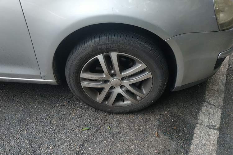 Used Volkswagen Sagitar 2006 2.0L Automatic Fashion Edition Right Front Wheel Hub