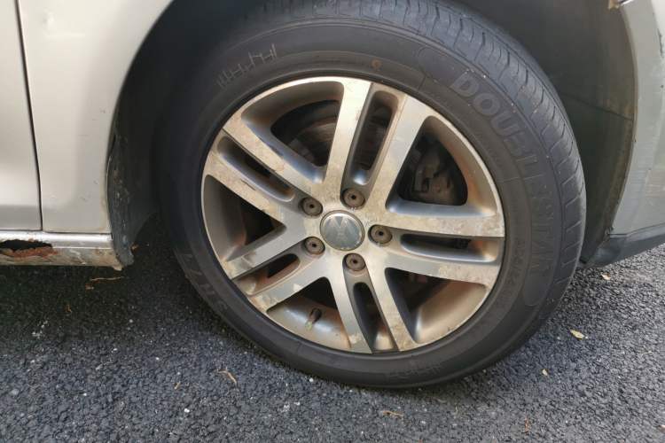 Used Volkswagen Sagitar 2006 1.8T Automatic Fashion Model Right Front Wheel Hub