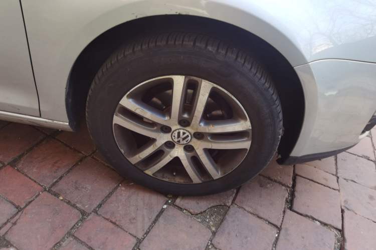 Used Volkswagen Sagitar 2006 2.0L Automatic Fashion Edition Right Front Wheel Hub
