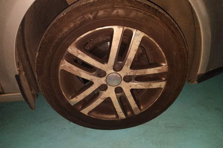 Used Volkswagen Sagitar 2006 2.0L Manual Fashion Edition Right Front Wheel Hub