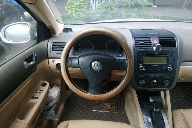 Used Volkswagen Sagitar 2006 2.0L Automatic Fashion Edition Steering Wheel