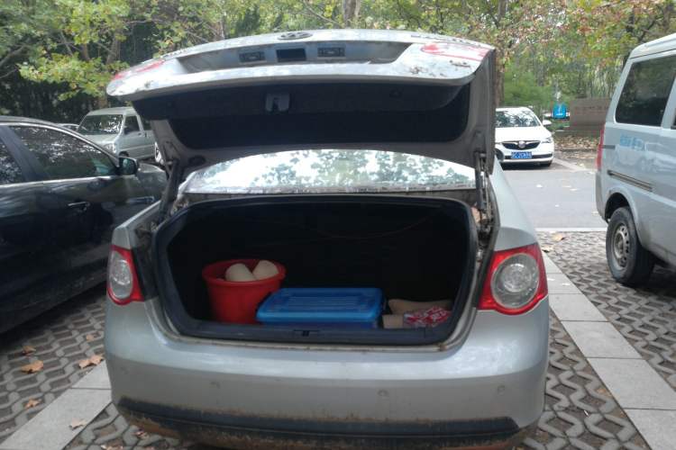 Used Volkswagen Sagitar 2006 1.6L Manual Fashion Model Trunk