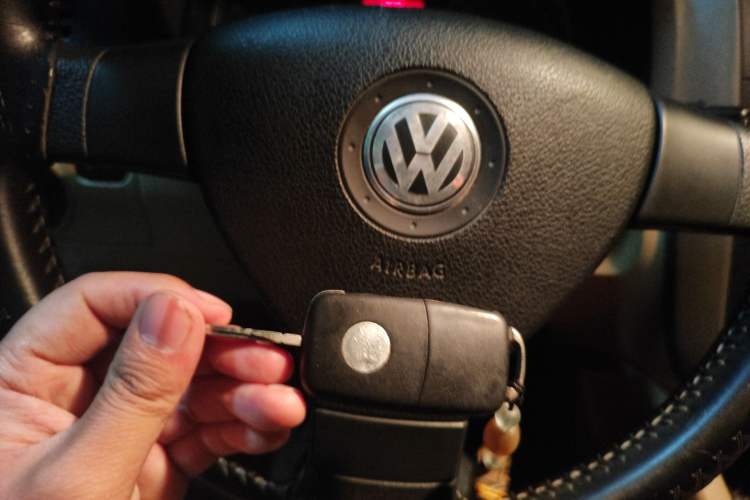 Used Volkswagen Sagitar 2006 2.0L Manual Fashion Edition Vehicle Key