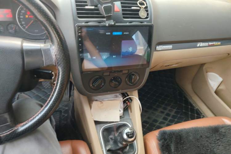 Used Volkswagen Sagitar 2006 1.6L Manual Fashion Model Audio And AC Panel