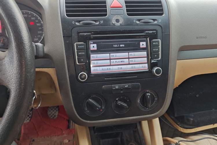 Used Volkswagen Sagitar 2006 1.6L Manual Fashion Model Audio And AC Panel