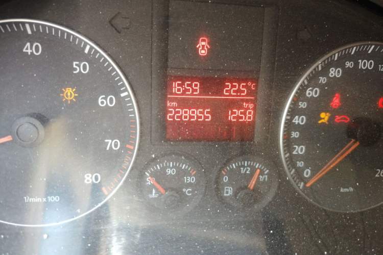 Used Volkswagen Sagitar 2006 1.6L Manual Fashion Model Odometer Close Up