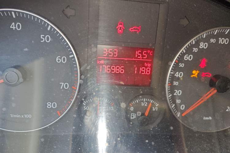 Used Volkswagen Sagitar 2006 1.6L Manual Fashion Model Odometer Close Up
