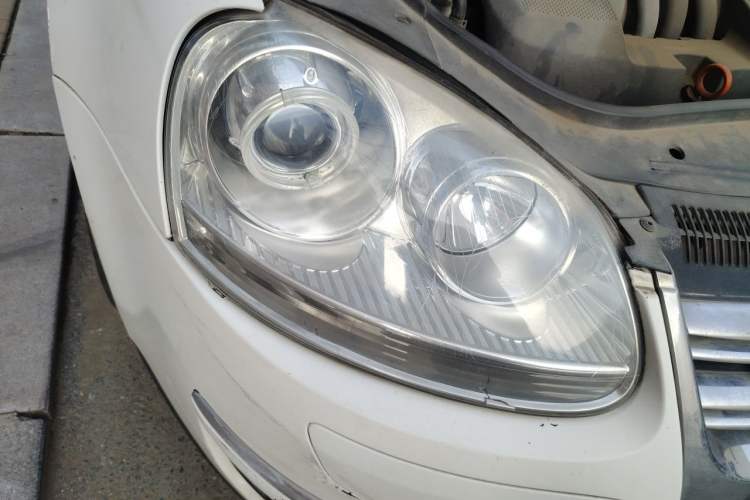 Used Volkswagen Sagitar 2006 1.6L Manual Fashion Model Right Front Headlight