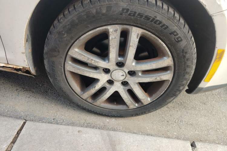 Used Volkswagen Sagitar 2006 1.6L Manual Fashion Model Right Front Wheel Hub