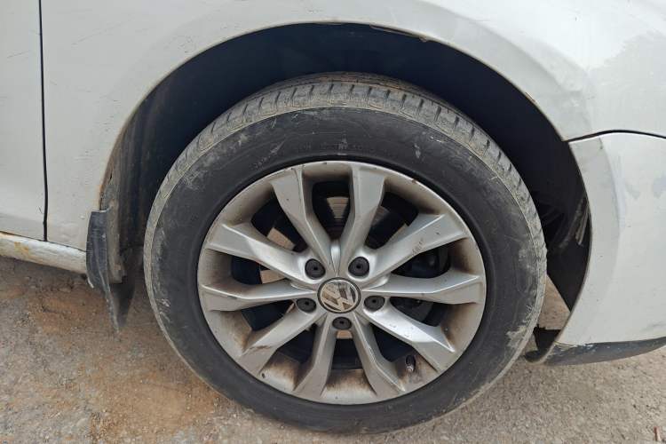 Used Volkswagen Sagitar 2006 1.6L Manual Fashion Model Right Front Wheel Hub