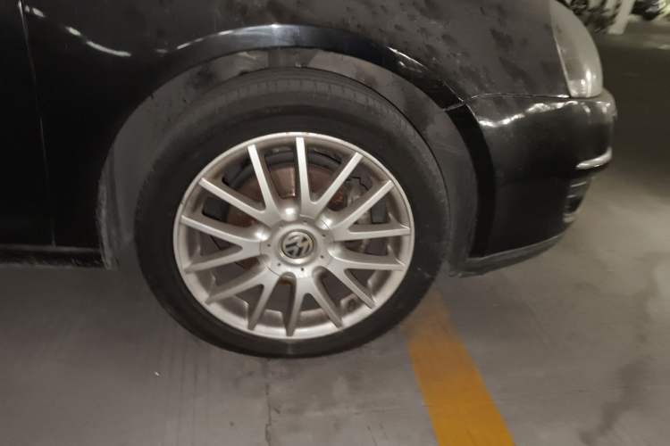 Used Volkswagen Sagitar 2007 1.8T Automatic Comfort Leather Right Front Wheel Hub