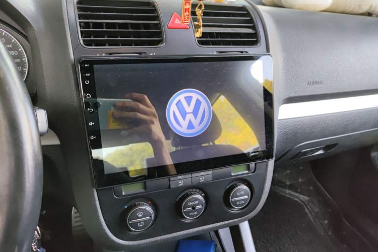Used Volkswagen Sagitar 2009 1.8TSI Automatic Champion Edition Audio And AC Panel