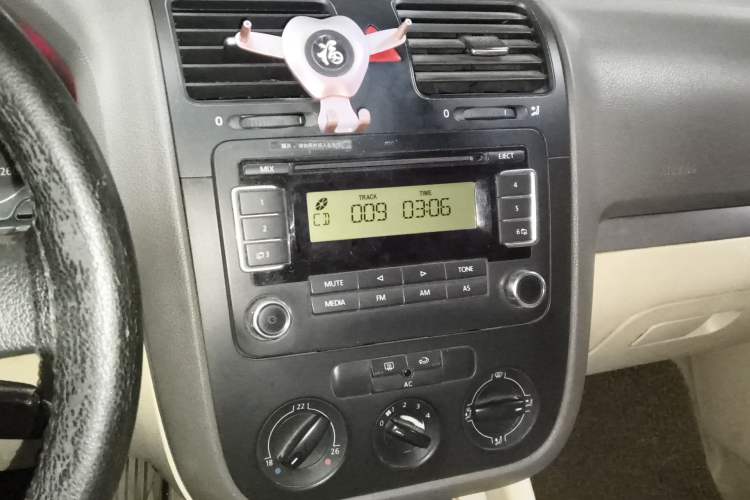 Used Volkswagen Sagitar 2009 1.6L Manual Comfort Edition Audio And AC Panel
