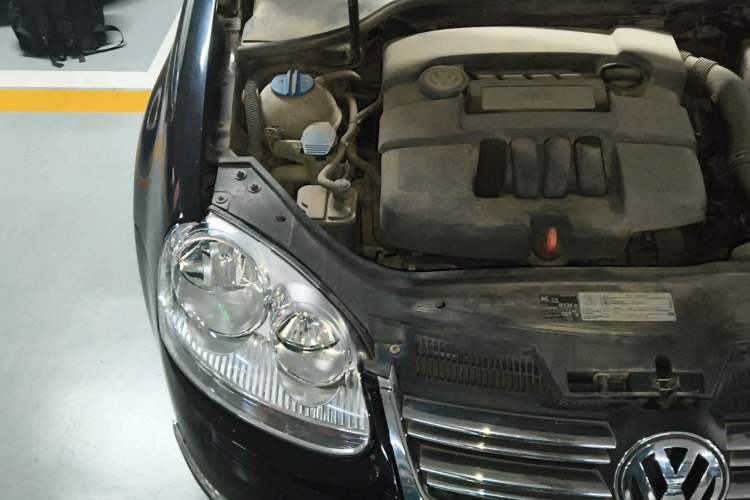 Used Volkswagen Sagitar 2009 1.6L Manual Comfort Edition Engine Bay Right