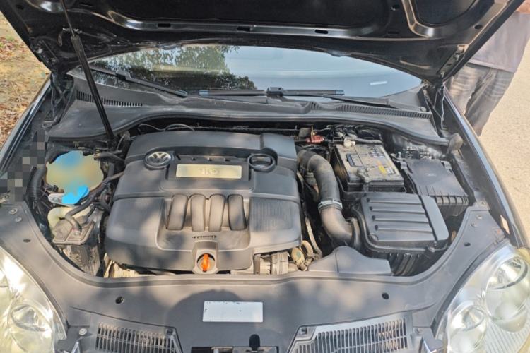 Used Volkswagen Sagitar 2009 1.6L Automatic Fashion Model with Leather Interior Engine Bay