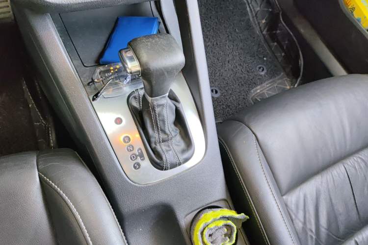 Used Volkswagen Sagitar 2009 1.8TSI Automatic Champion Edition Gear Lever
