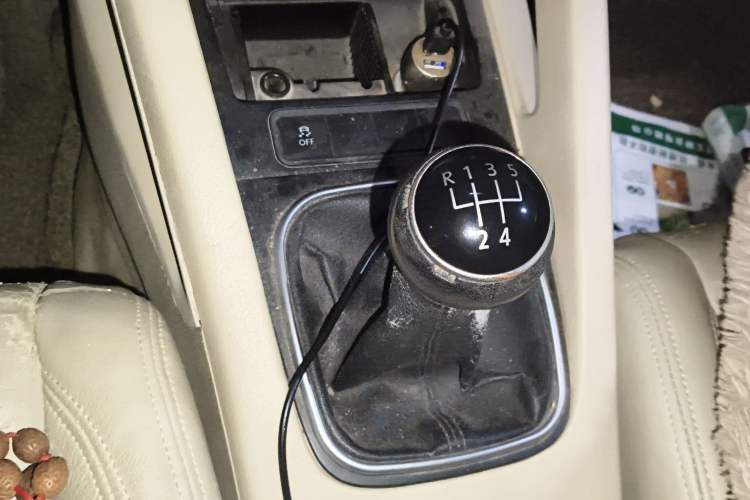 Used Volkswagen Sagitar 2009 1.6L Manual Comfort Edition Gear Lever