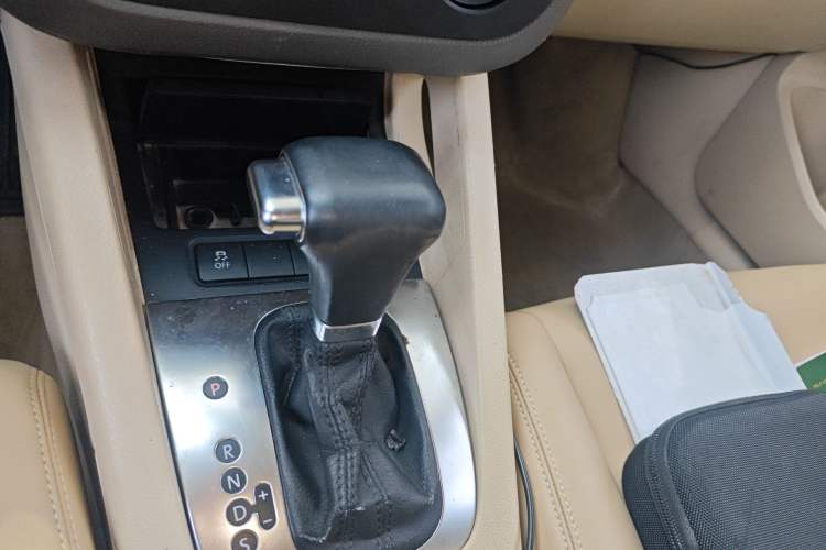 Used Volkswagen Sagitar 2009 1.6L Automatic Fashion Model with Leather Interior Gear Lever