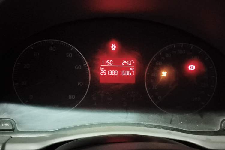 Used Volkswagen Sagitar 2009 1.6L Manual Comfort Edition Instrument Cluster