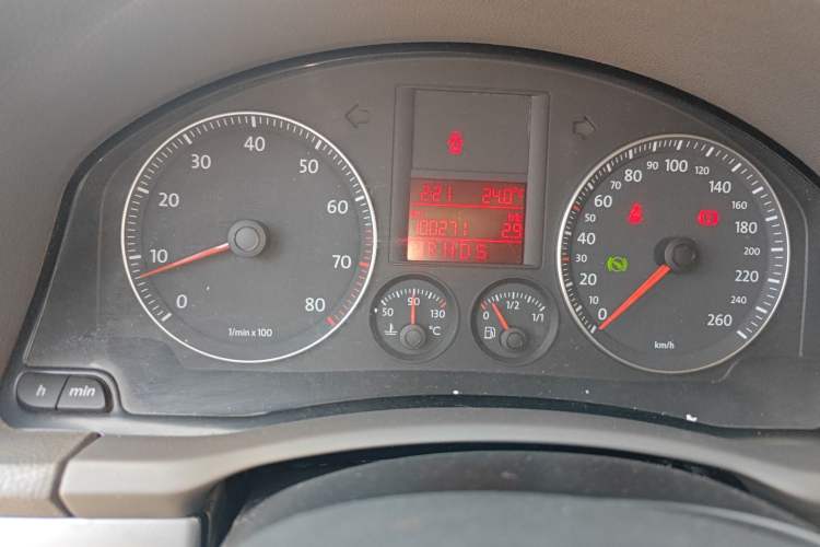 Used Volkswagen Sagitar 2009 1.6L Automatic Fashion Model with Leather Interior Odometer Close Up