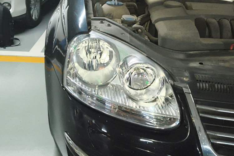 Used Volkswagen Sagitar 2009 1.6L Manual Comfort Edition Right Front Headlight
