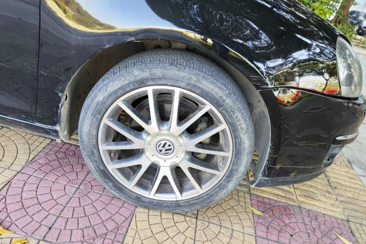 Used Volkswagen Sagitar 2009 1.8TSI Automatic Champion Edition Right Front Wheel Hub