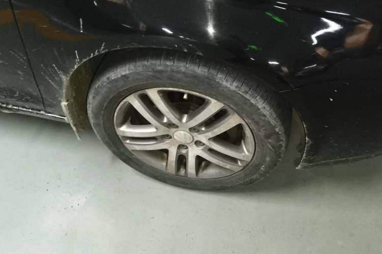 Used Volkswagen Sagitar 2009 1.6L Manual Comfort Edition Right Front Wheel Hub