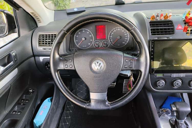 Used Volkswagen Sagitar 2009 1.8TSI Automatic Champion Edition Steering Wheel