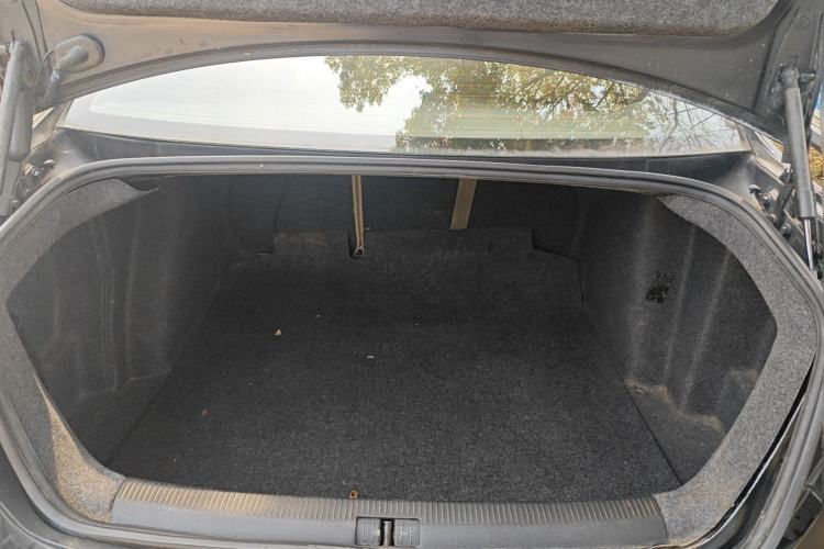 Used Volkswagen Sagitar 2009 1.6L Automatic Fashion Model with Leather Interior Trunk