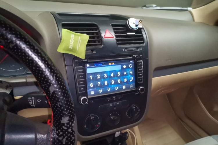 Used Volkswagen Sagitar 2009 1.6L Manual Fashion Model with Leather Interior Audio And AC Panel