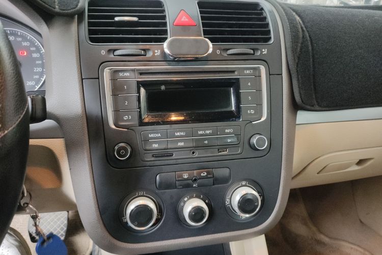 Used Volkswagen Sagitar 2009 1.6L Automatic Comfort Edition Audio And AC Panel