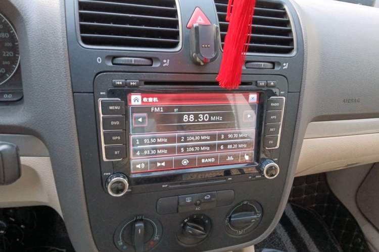 Used Volkswagen Sagitar 2009 1.6L Automatic Comfort Edition Audio And AC Panel
