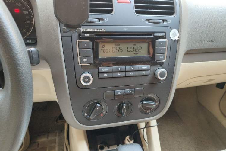 Used Volkswagen Sagitar 2009 1.6L Automatic Comfort Edition Audio And AC Panel