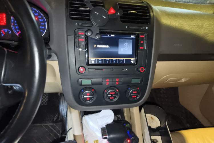 Used Volkswagen Sagitar 2009 2.0L Automatic Leather Edition Audio And AC Panel