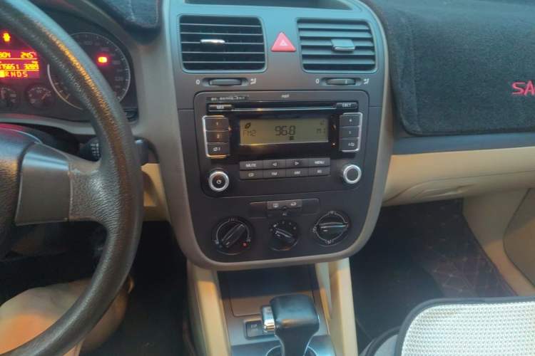 Used Volkswagen Sagitar 2009 1.6L Automatic Fashion Edition Audio And AC Panel