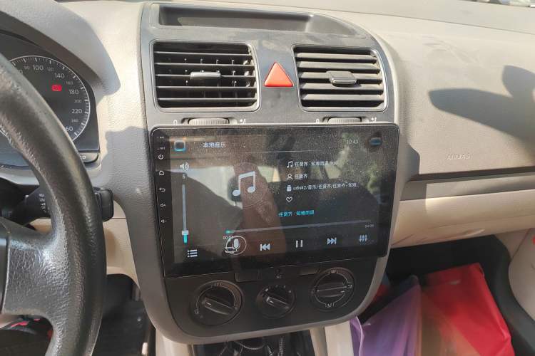 Used Volkswagen Sagitar 2009 1.6L Automatic Comfort Edition Audio And AC Panel